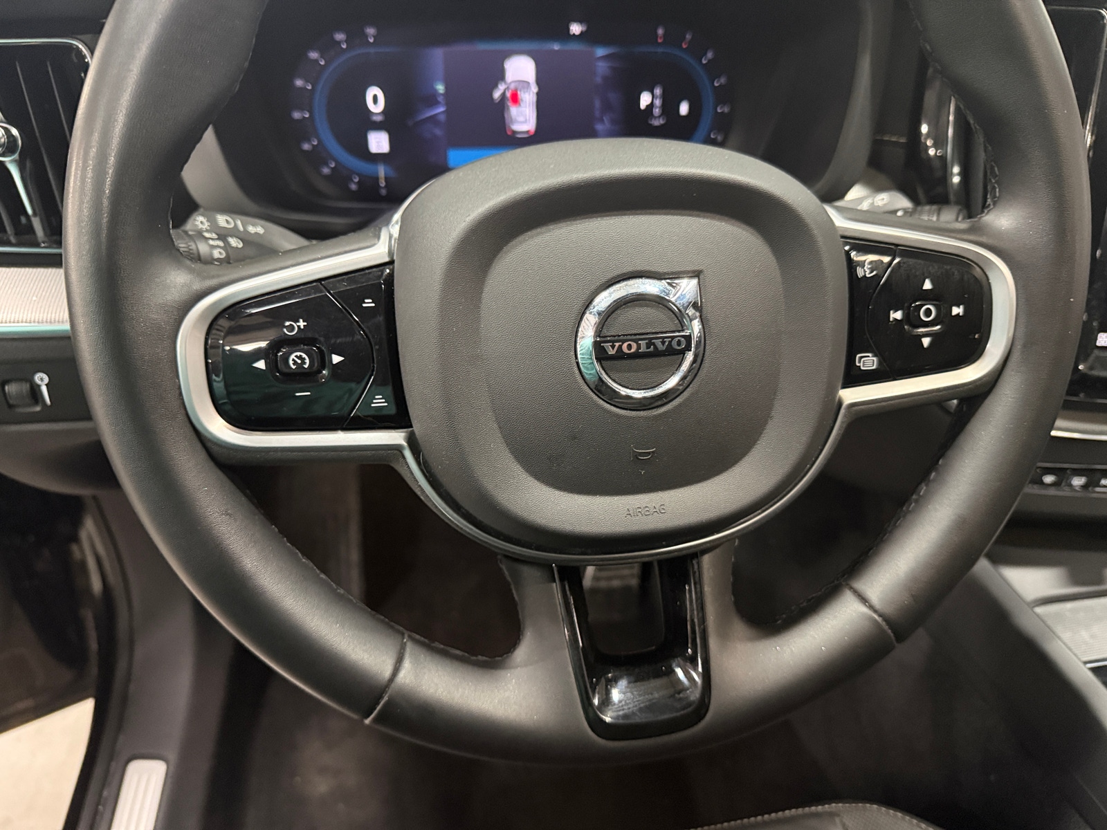 Thumbnail: 2022 Volvo XC60 - 4