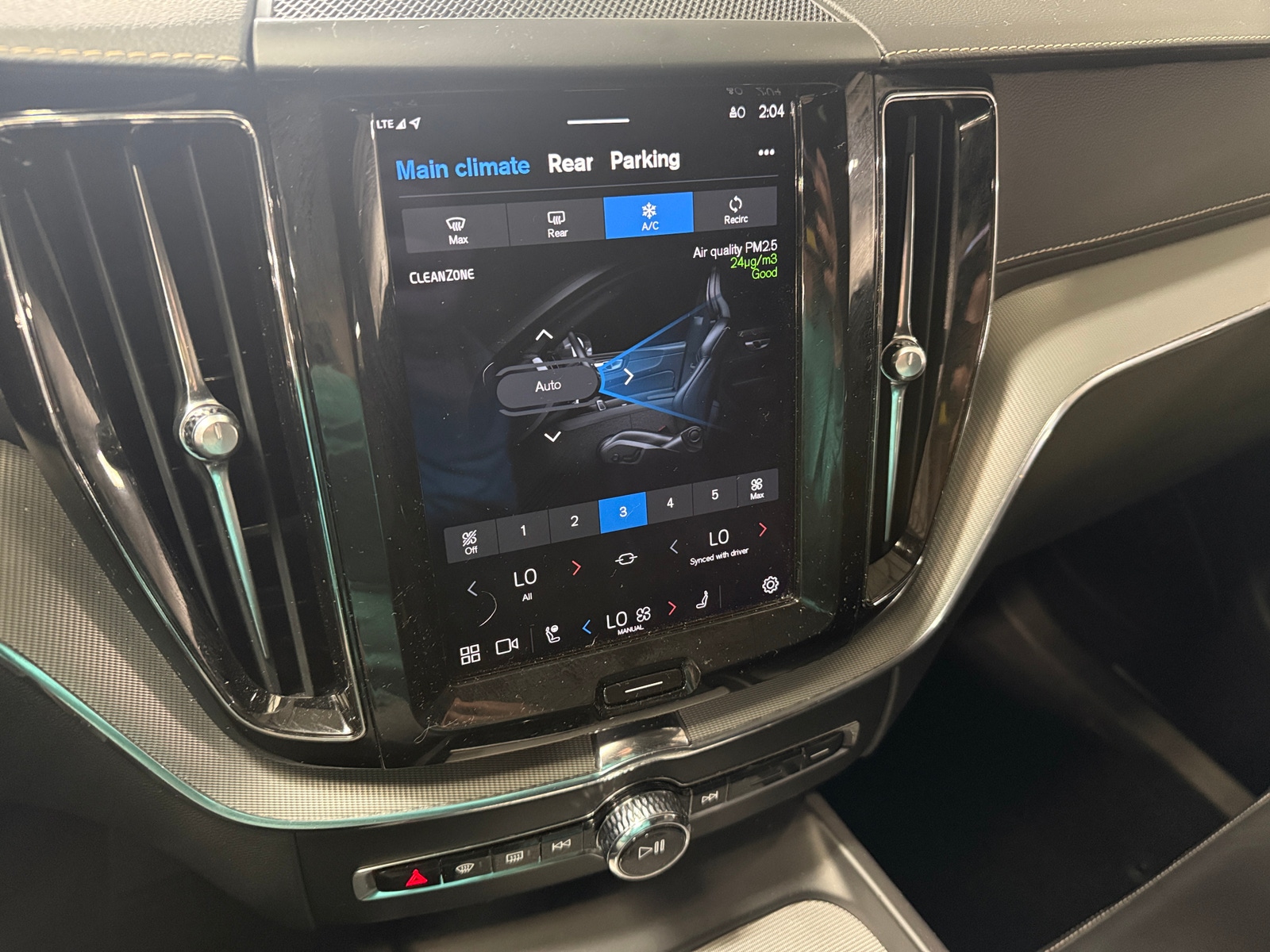 Thumbnail: 2022 Volvo XC60 - 3