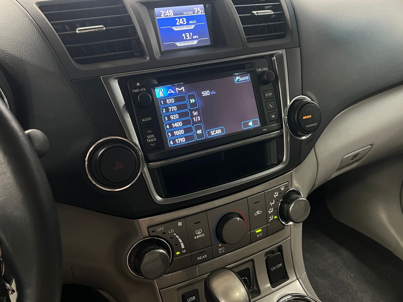 Thumbnail: 2013 Toyota Highlander - 4