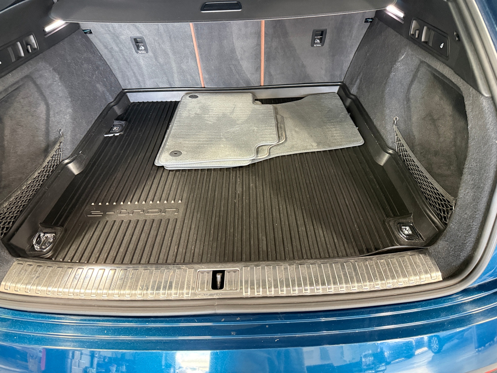 Thumbnail: 2019 Audi e-tron - 6