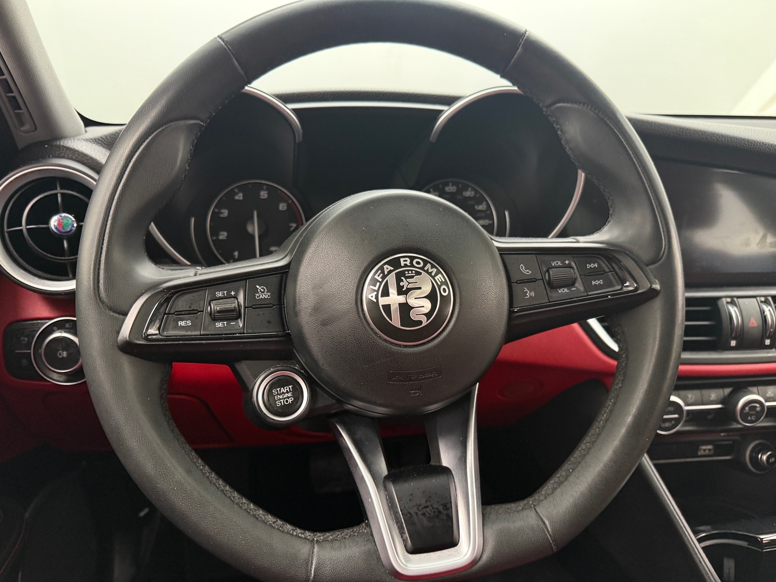 Thumbnail: 2021 Alfa Romeo Giulia - 4