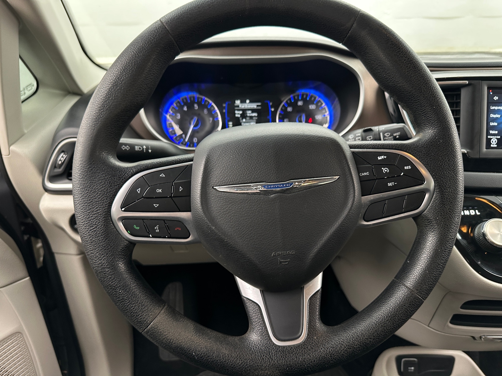 Thumbnail: 2020 Chrysler Voyager - 5