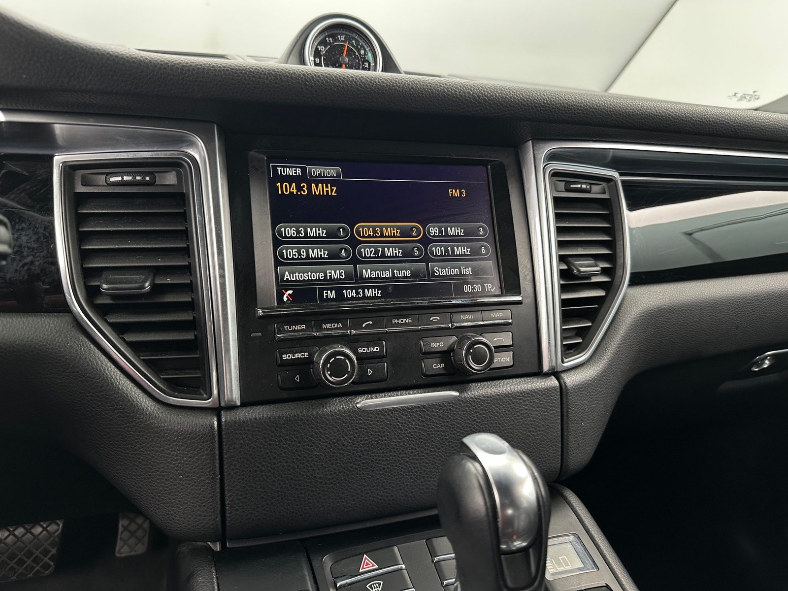 Thumbnail: 2016 Porsche Macan - 3