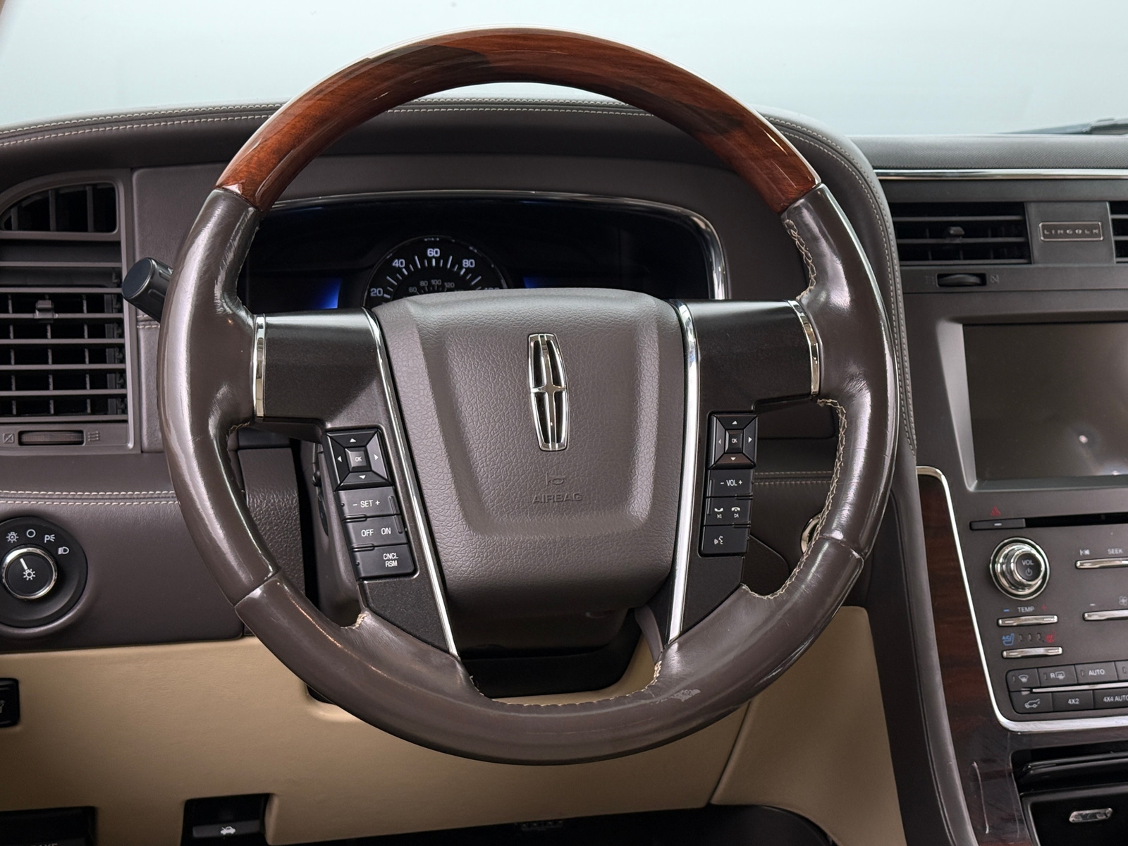 Thumbnail: 2016 Lincoln Navigator L - 4