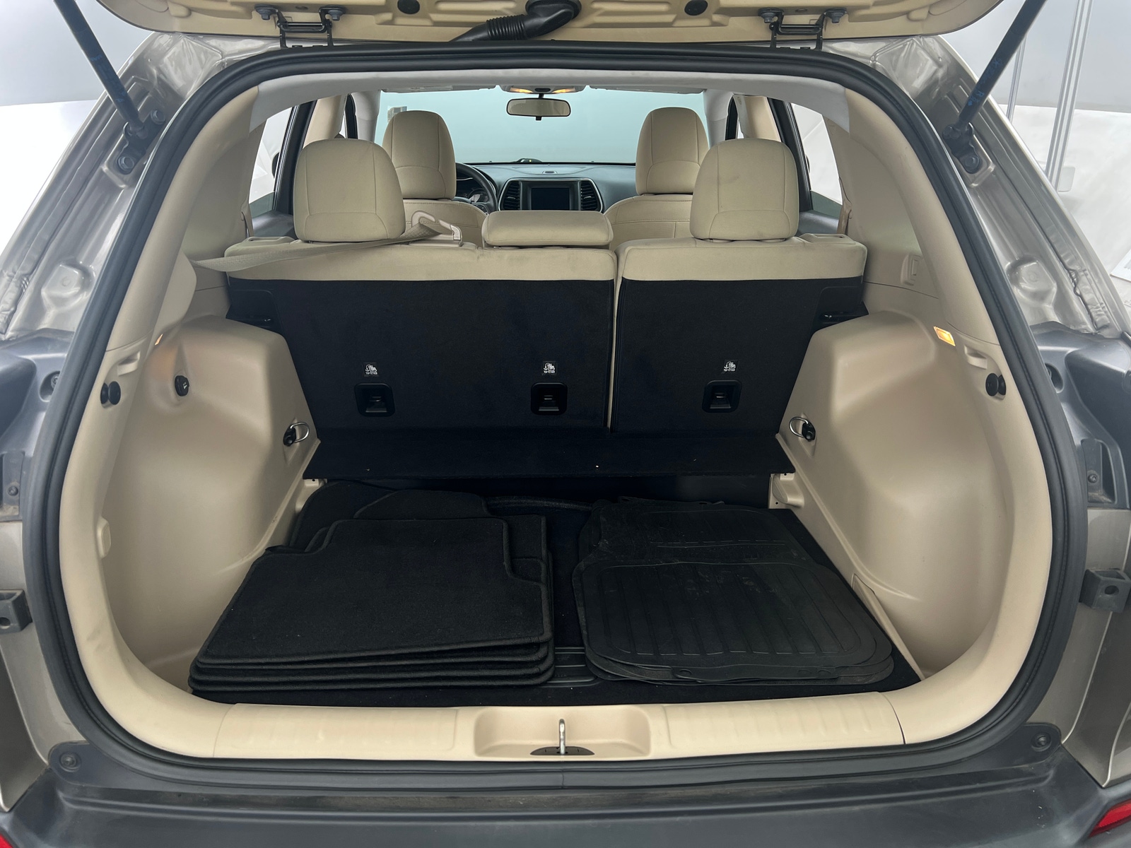 Thumbnail: 2020 Jeep Cherokee - 7