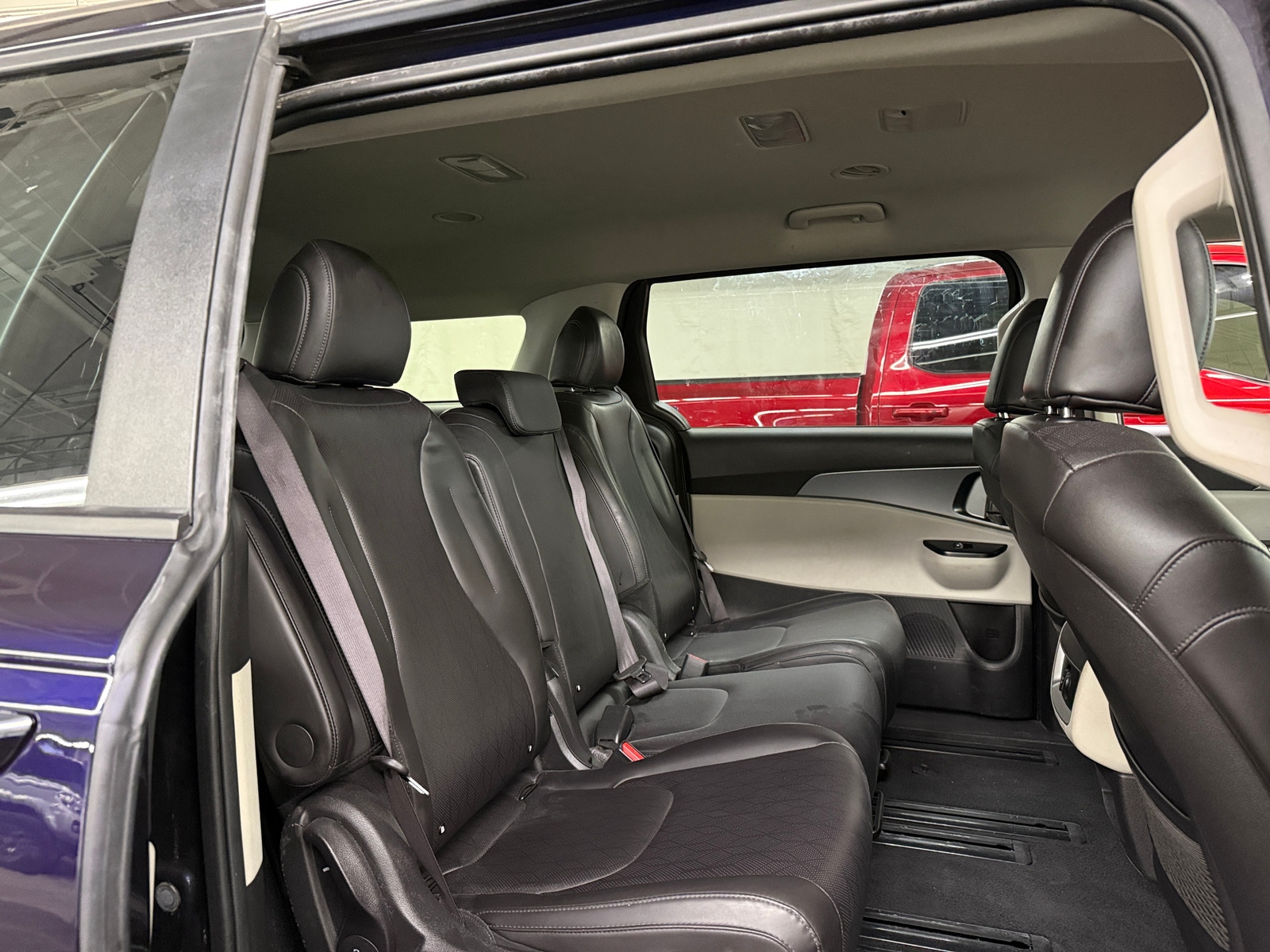 Thumbnail: 2023 Kia Carnival - 5