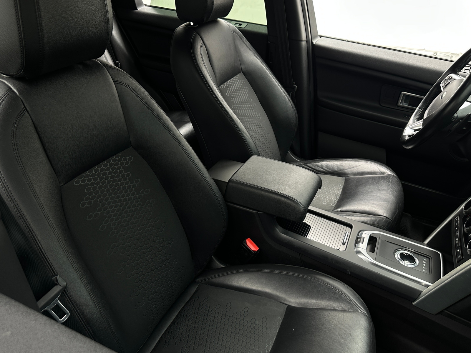 Thumbnail: 2017 Land Rover Discovery Sport - 2