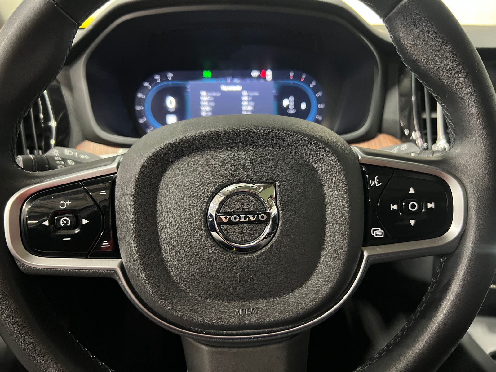 Thumbnail: 2025 Volvo V60 - 4