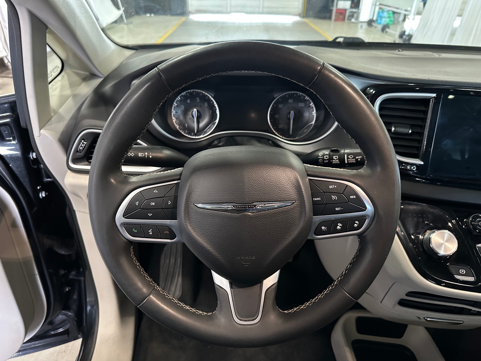 Thumbnail: 2022 Chrysler Pacifica - 4