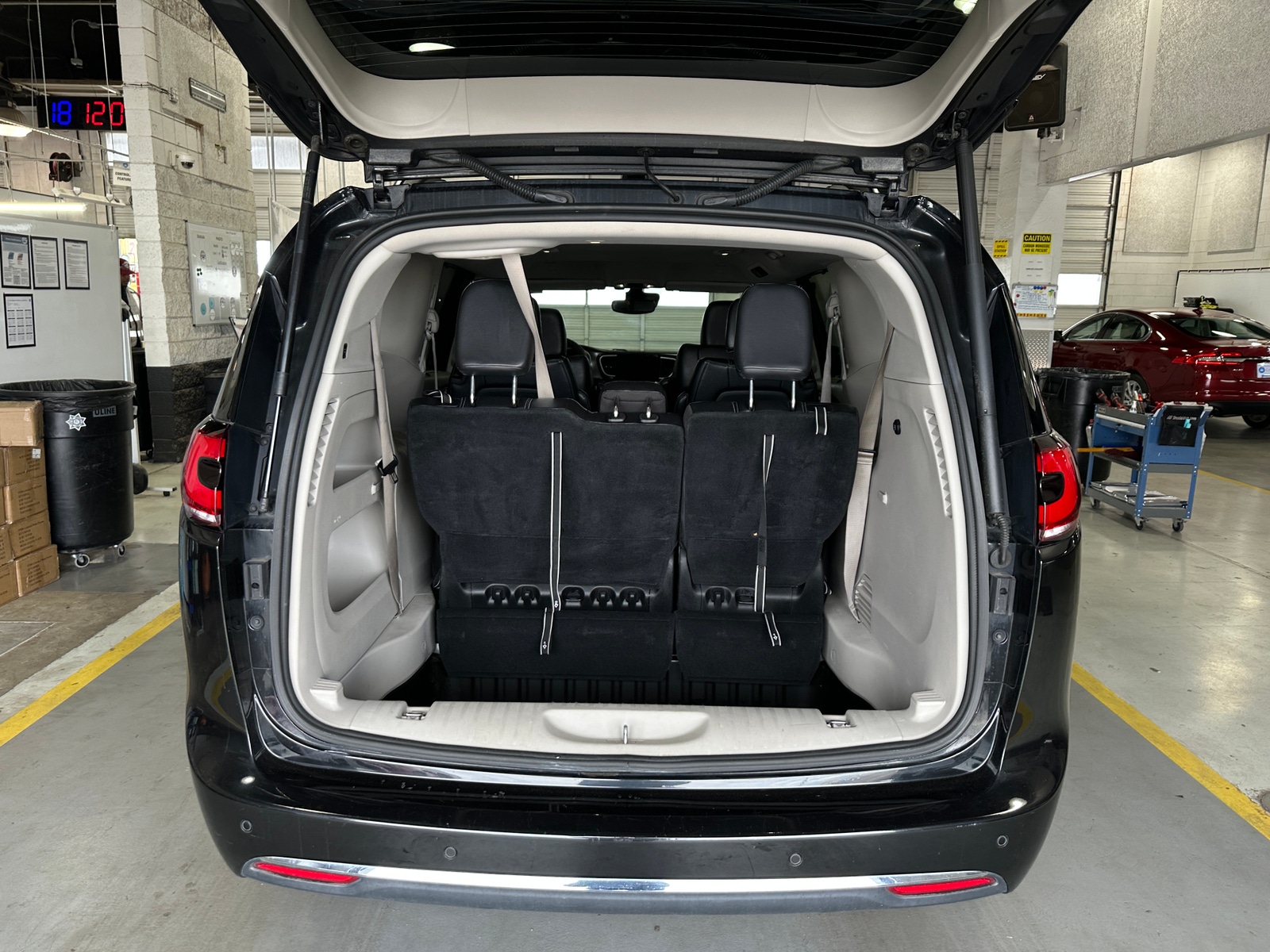 Thumbnail: 2022 Chrysler Pacifica - 6