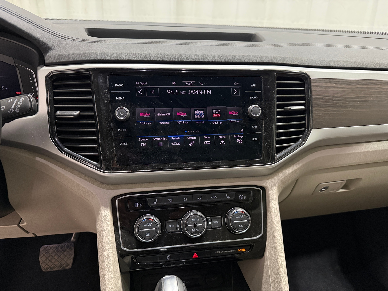 Thumbnail: 2022 Volkswagen Atlas - 3