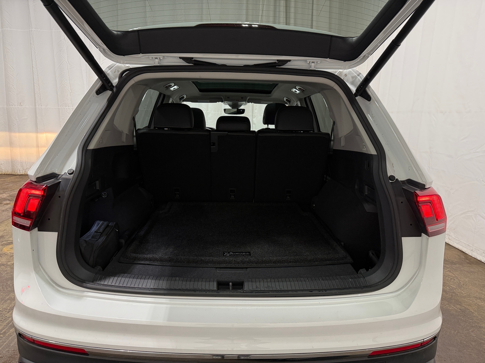 Thumbnail: 2022 Volkswagen Tiguan - 6