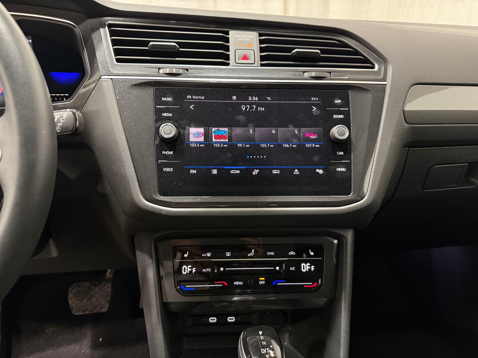 Thumbnail: 2022 Volkswagen Tiguan - 3