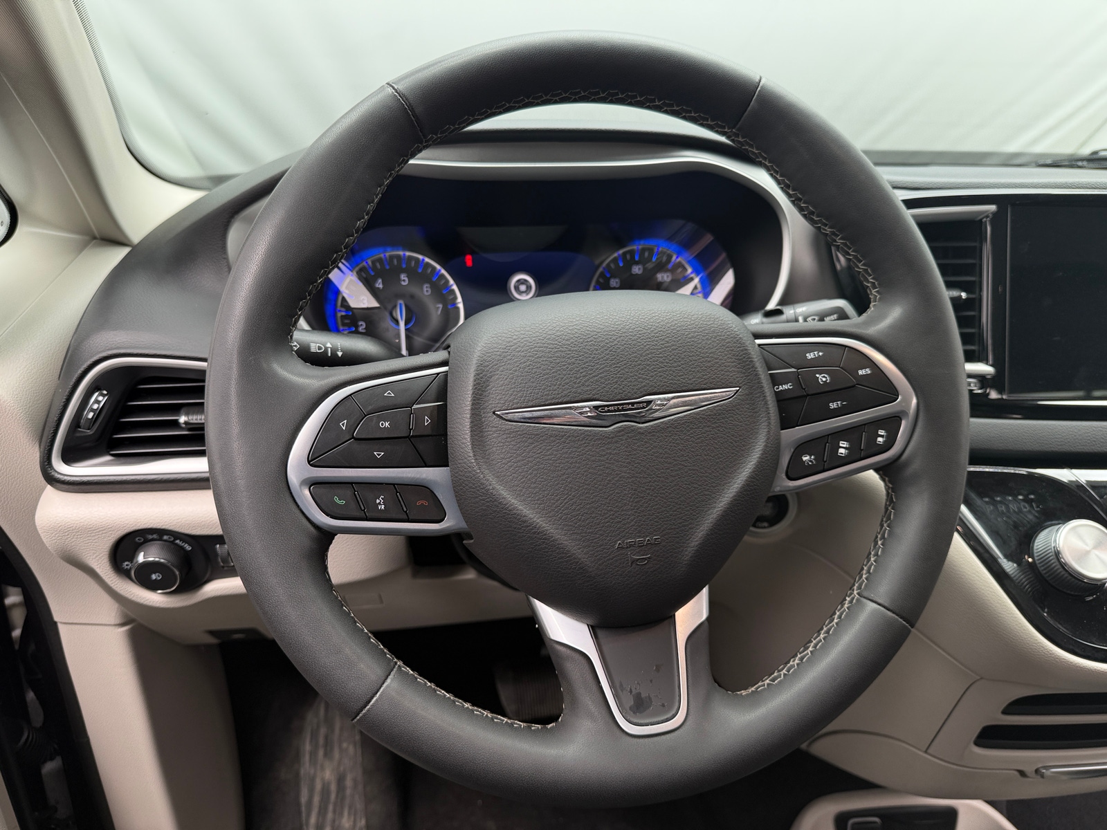 Thumbnail: 2023 Chrysler Pacifica - 4