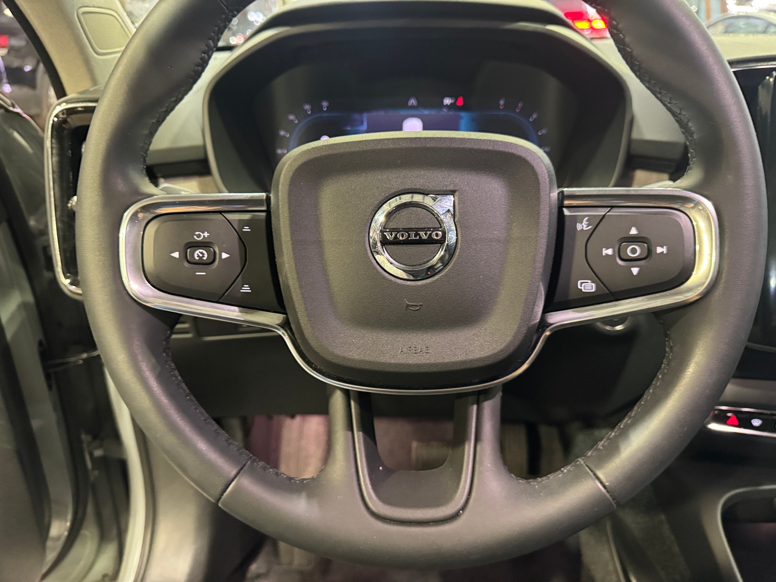 Thumbnail: 2025 Volvo XC40 - 5