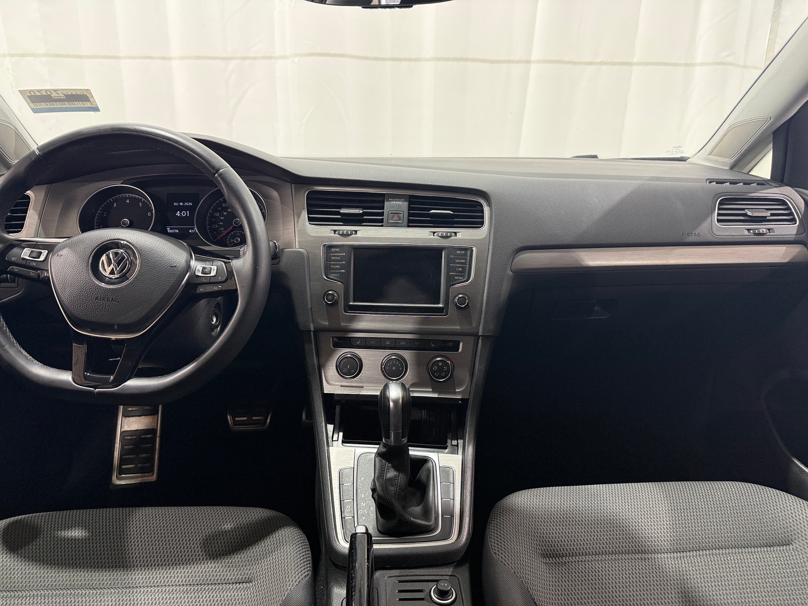 Thumbnail: 2017 Volkswagen e-Golf - 3