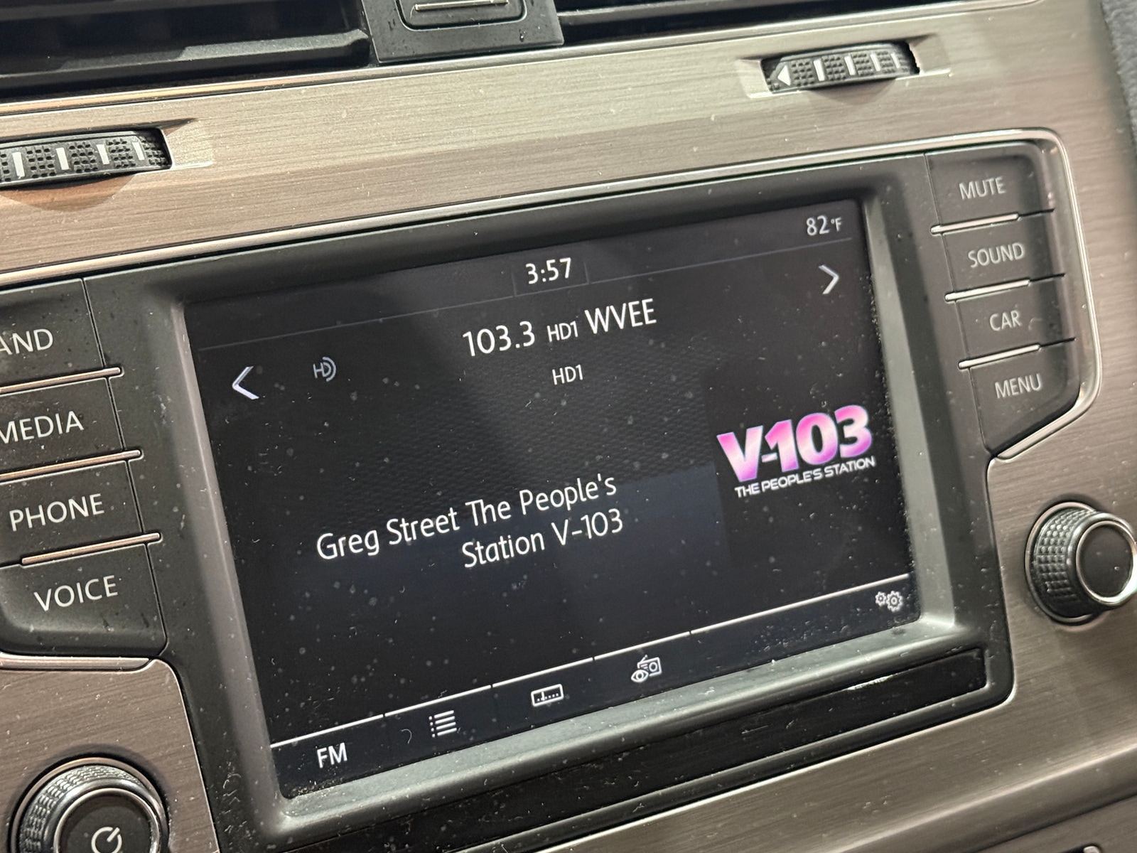 Thumbnail: 2017 Volkswagen e-Golf - 4