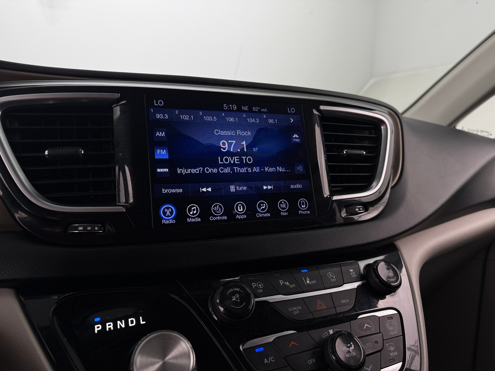 Thumbnail: 2017 Chrysler Pacifica - 3