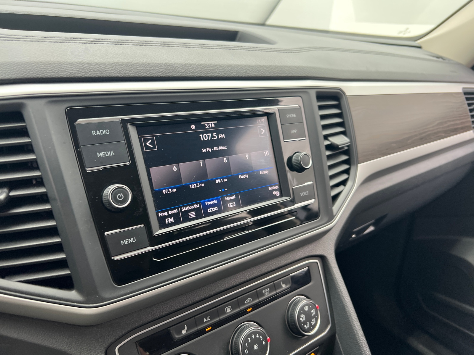 Thumbnail: 2022 Volkswagen Atlas - 3