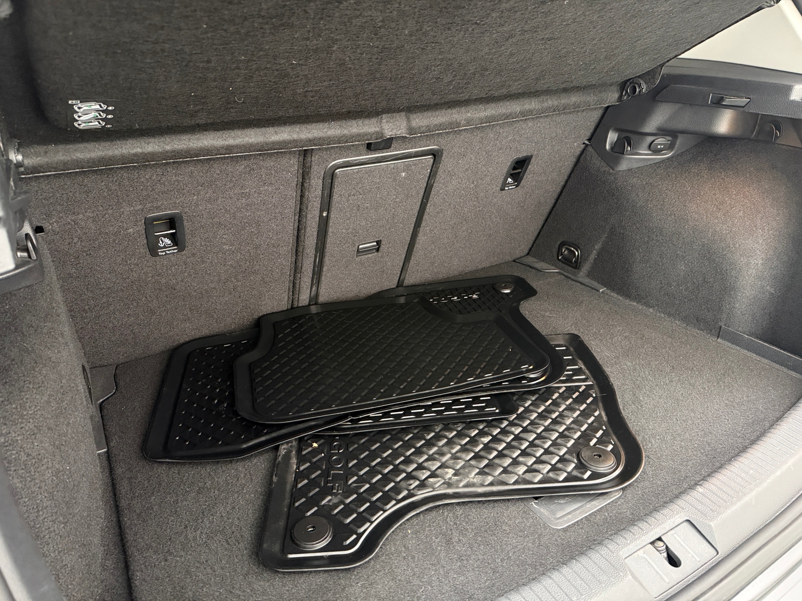 Thumbnail: 2016 Volkswagen e-Golf - 6