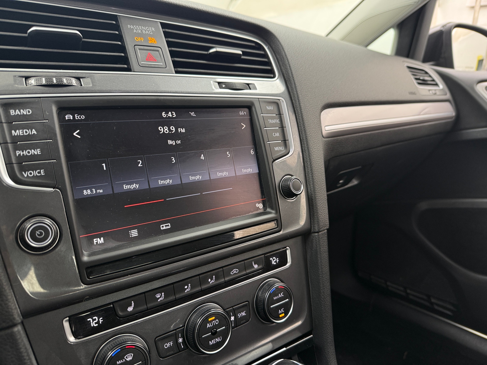 Thumbnail: 2016 Volkswagen e-Golf - 3