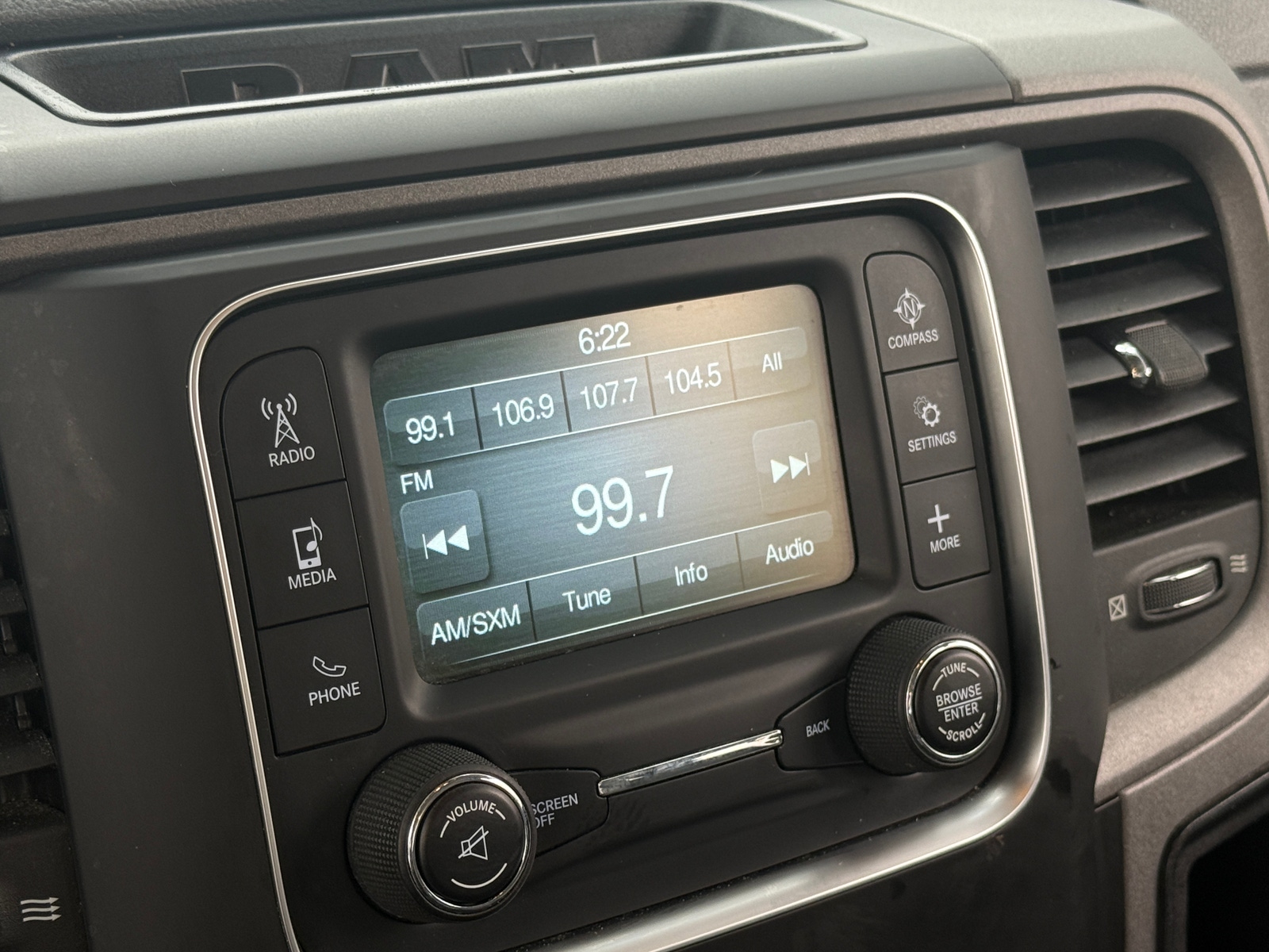 Thumbnail: 2019 RAM 1500 Classic - 4