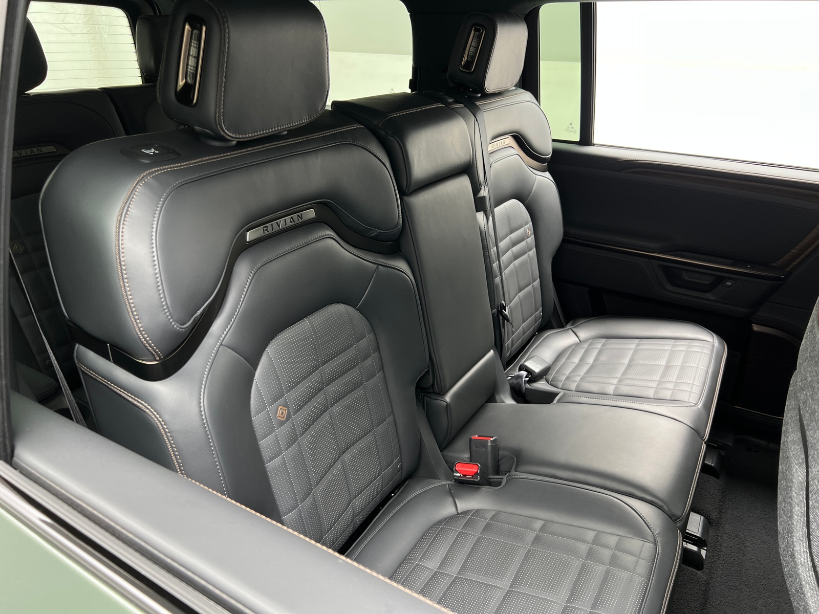 Thumbnail: 2025 Rivian R1S - 5