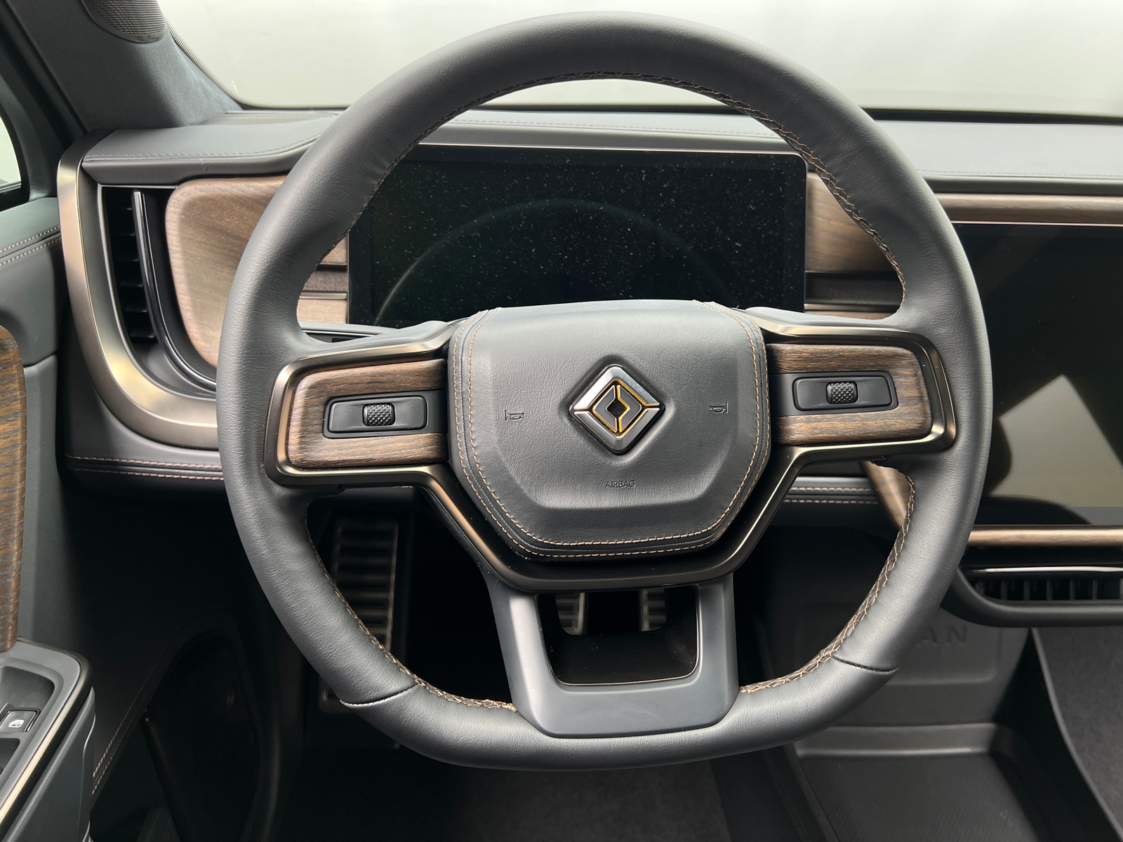 Thumbnail: 2025 Rivian R1S - 4