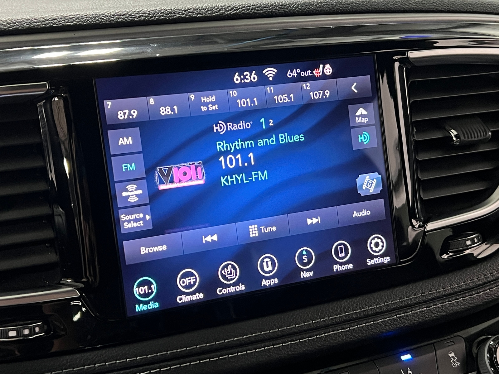 Thumbnail: 2020 Chrysler Pacifica - 3