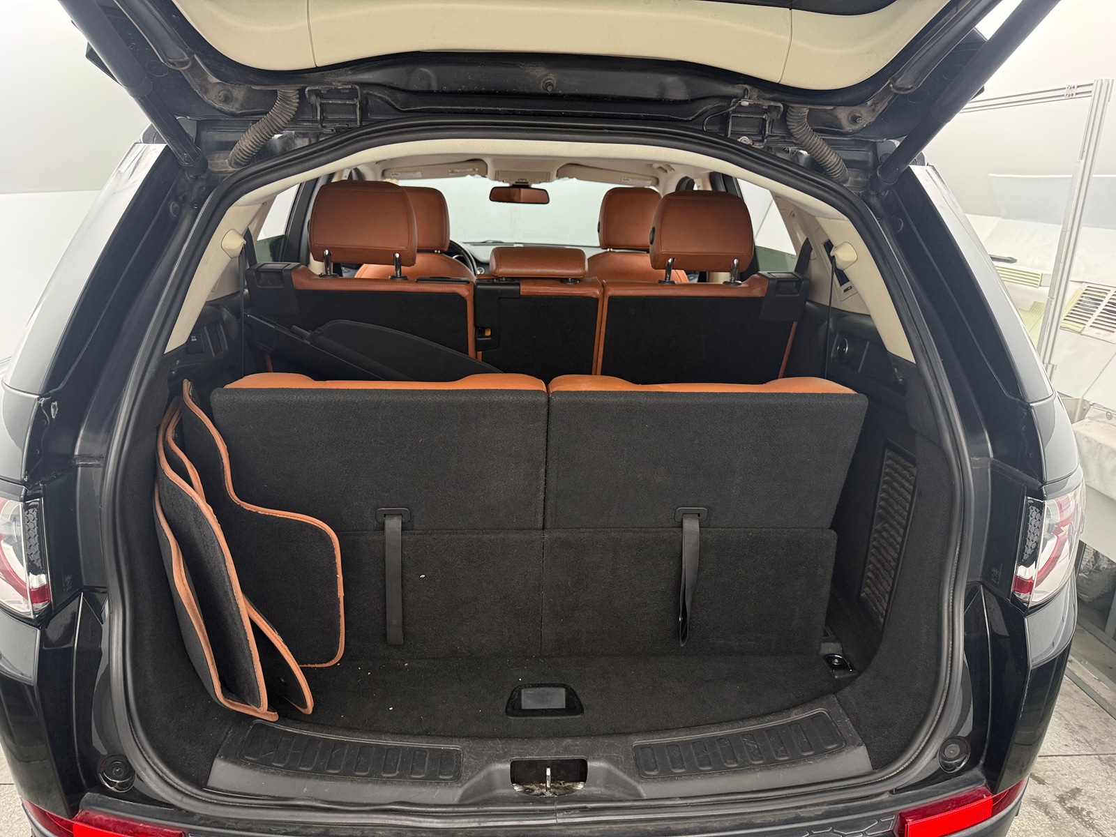 Thumbnail: 2015 Land Rover Discovery Sport - 6