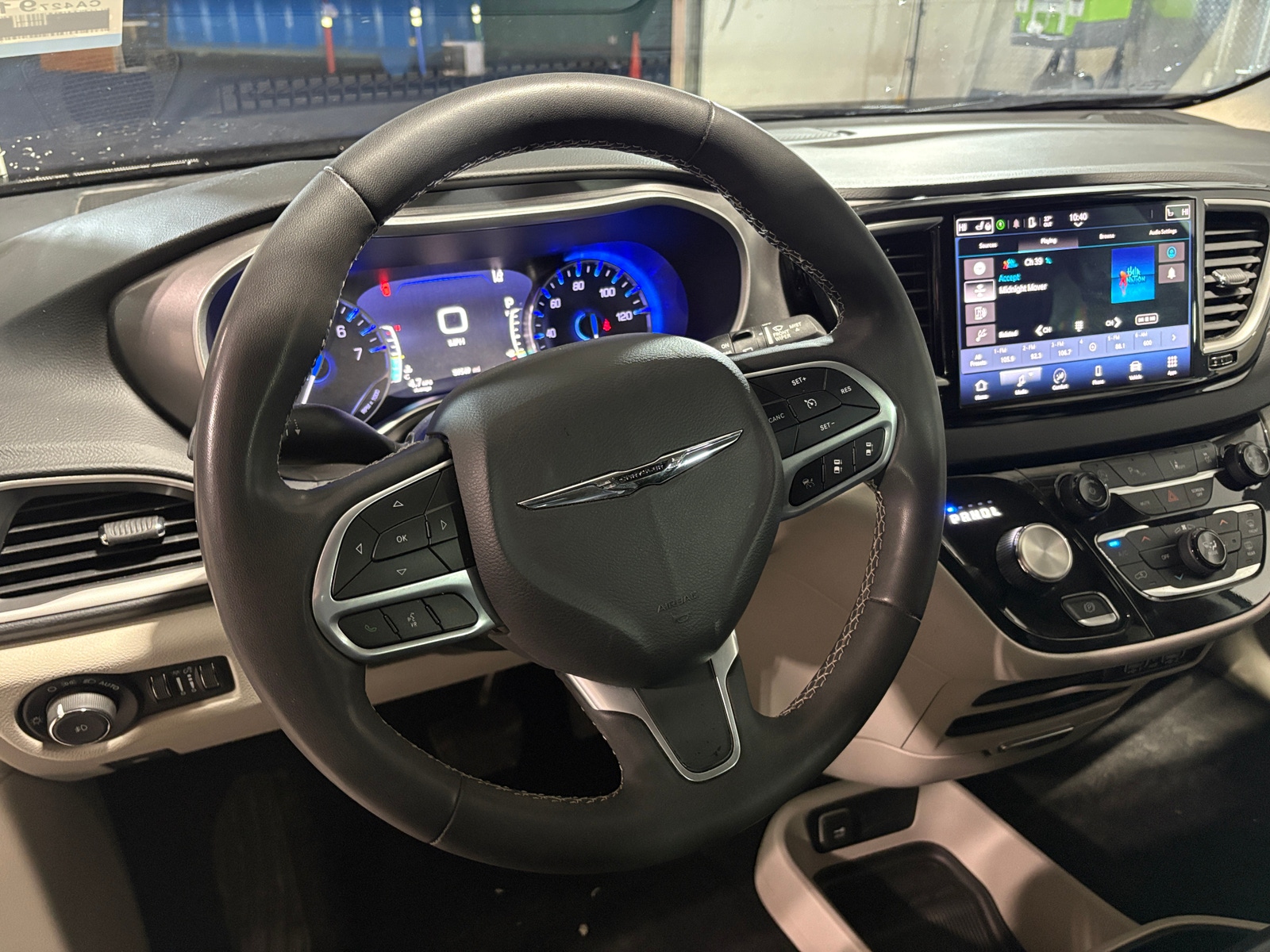 Thumbnail: 2023 Chrysler Pacifica - 4