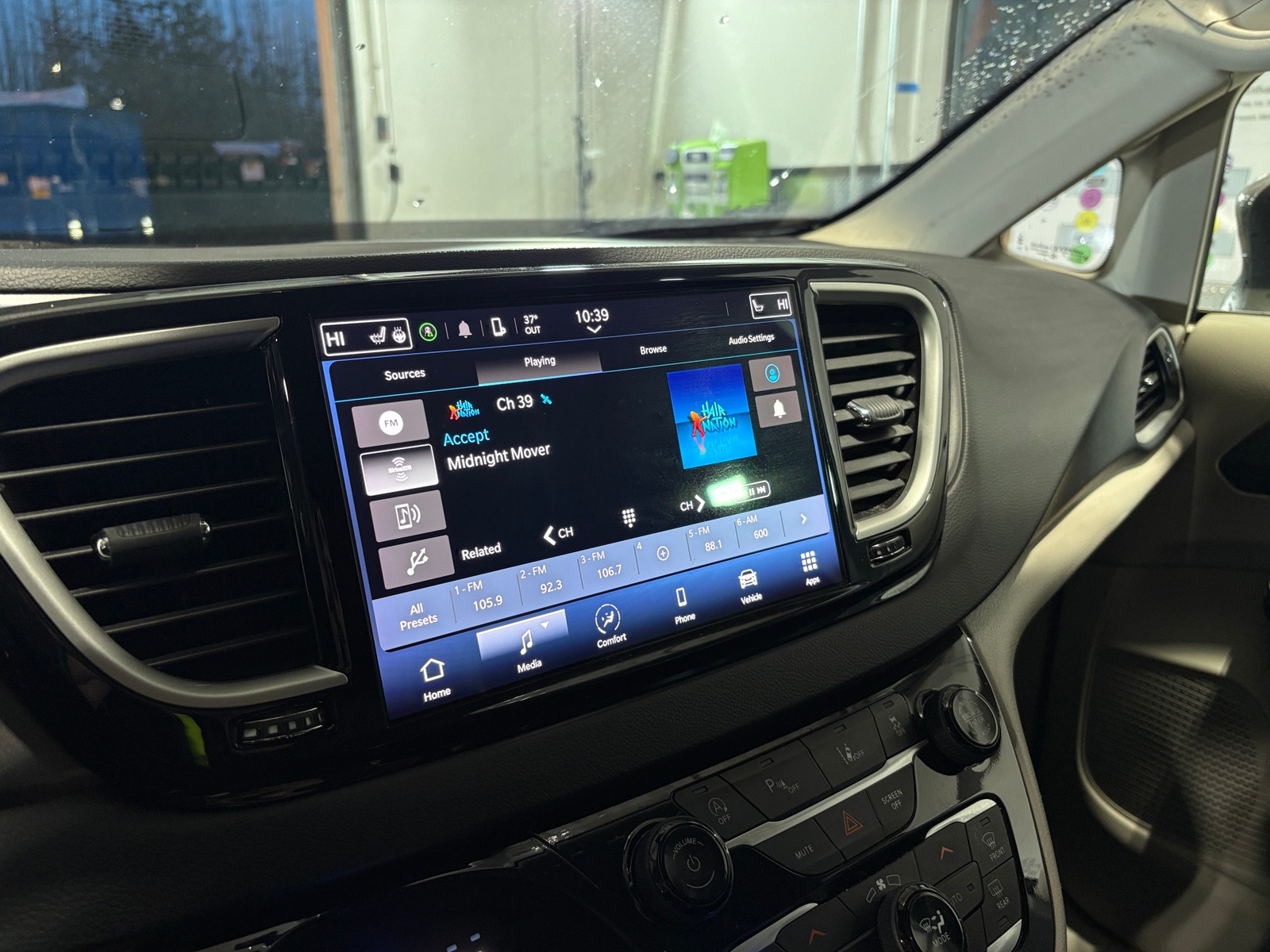 Thumbnail: 2023 Chrysler Pacifica - 3