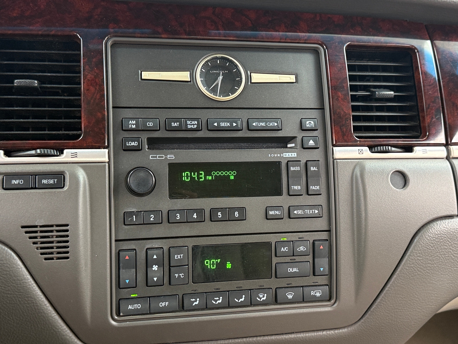 Thumbnail: 2011 Lincoln Town Car - 3