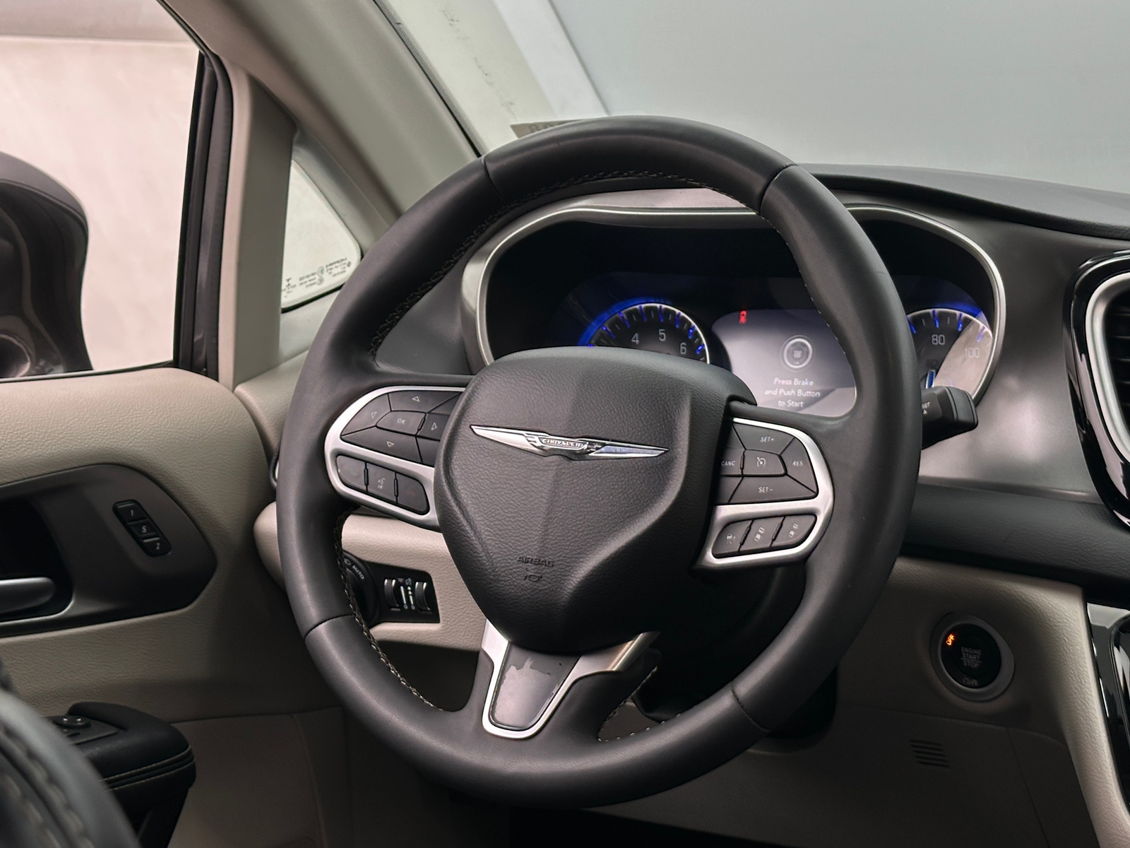 Thumbnail: 2022 Chrysler Pacifica - 4