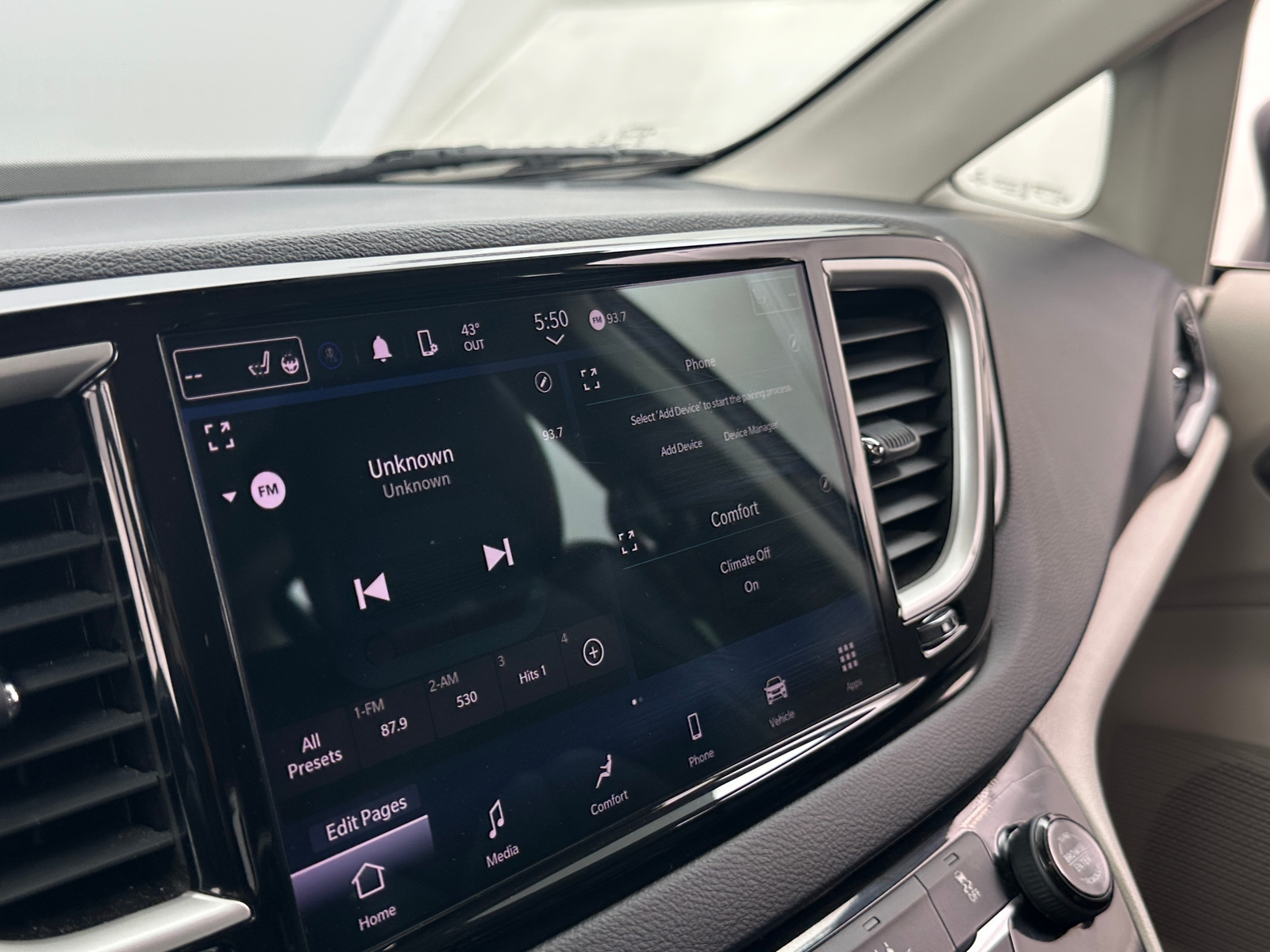 Thumbnail: 2022 Chrysler Pacifica - 3