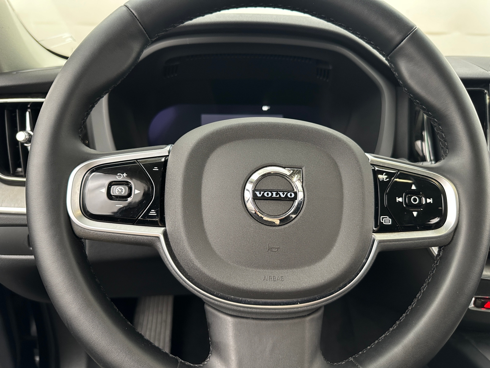 Thumbnail: 2025 Volvo XC60 - 4