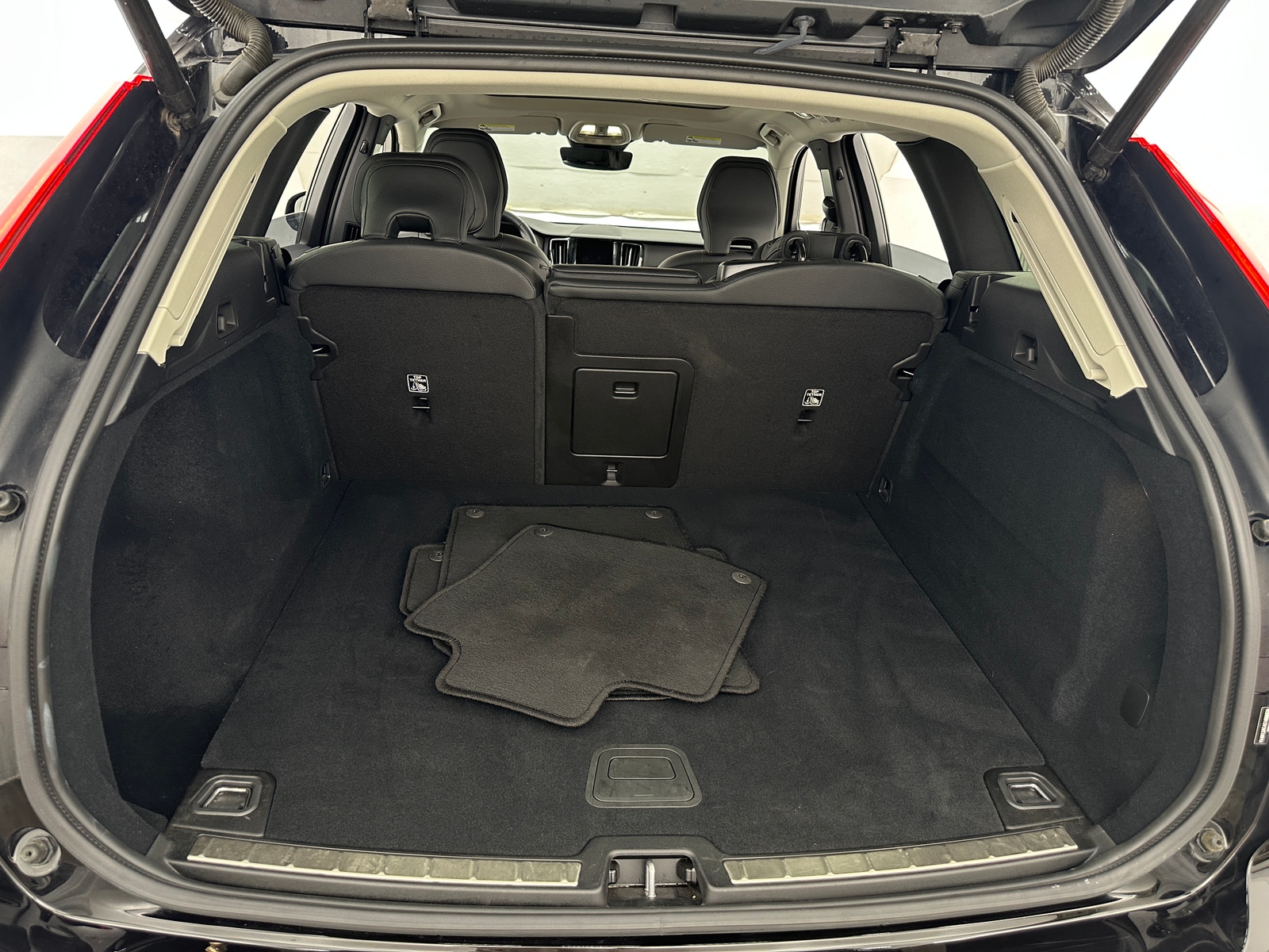 Thumbnail: 2025 Volvo XC60 - 6