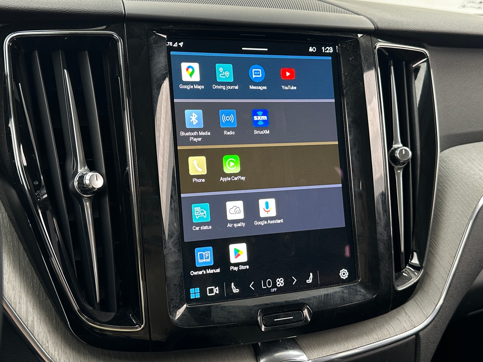 Thumbnail: 2025 Volvo XC60 - 3