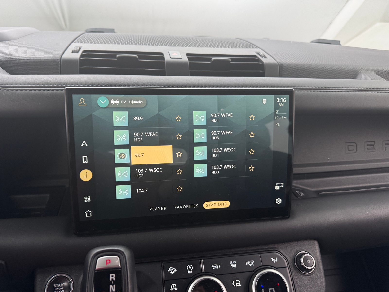 Thumbnail: 2022 Land Rover Defender - 3