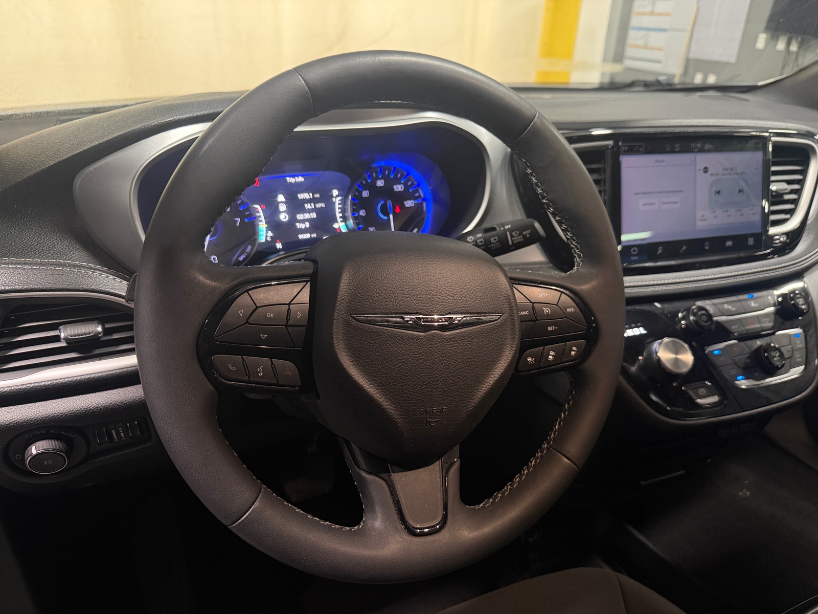 Thumbnail: 2023 Chrysler Pacifica - 5