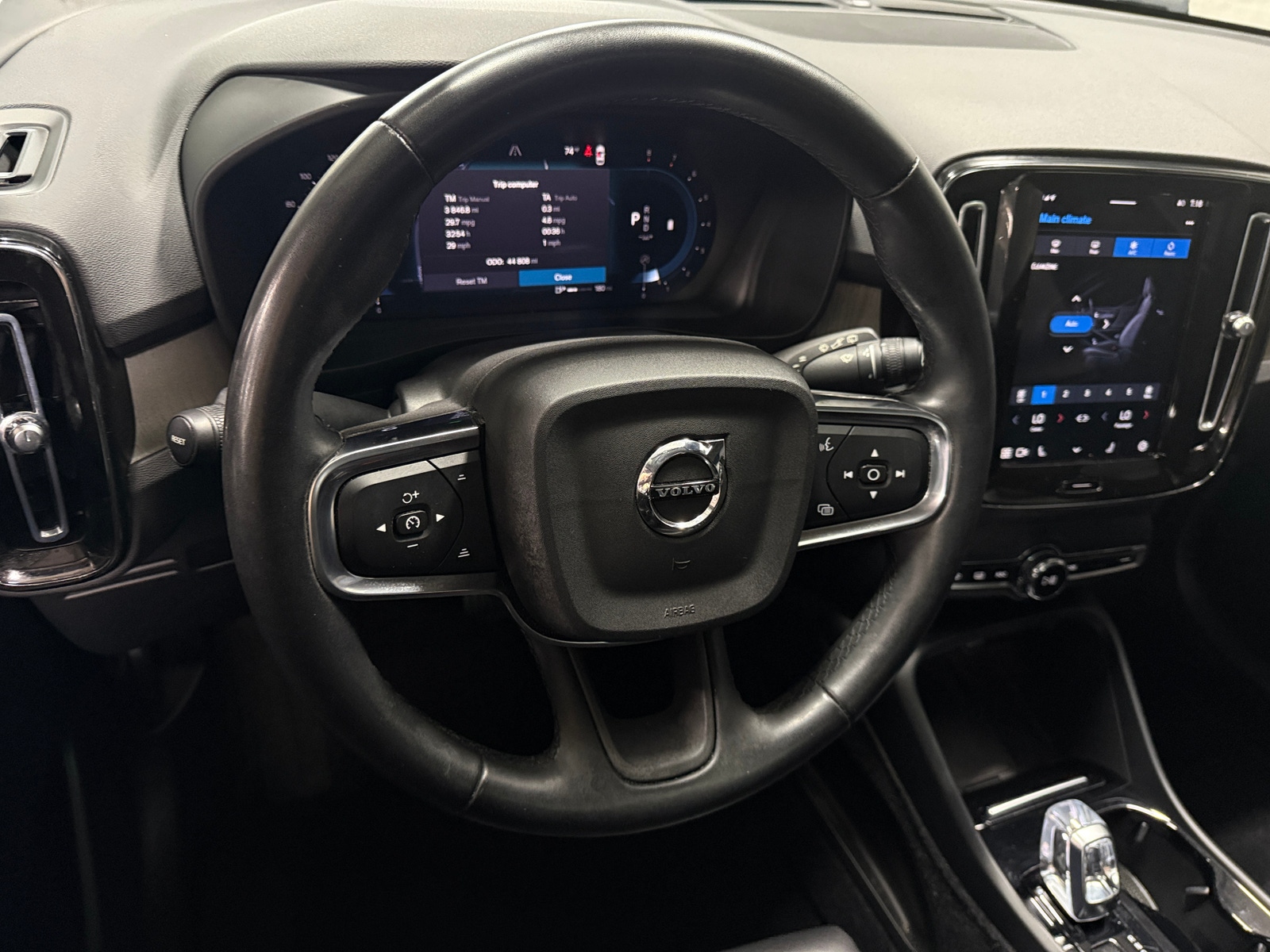 Thumbnail: 2023 Volvo XC40 - 4