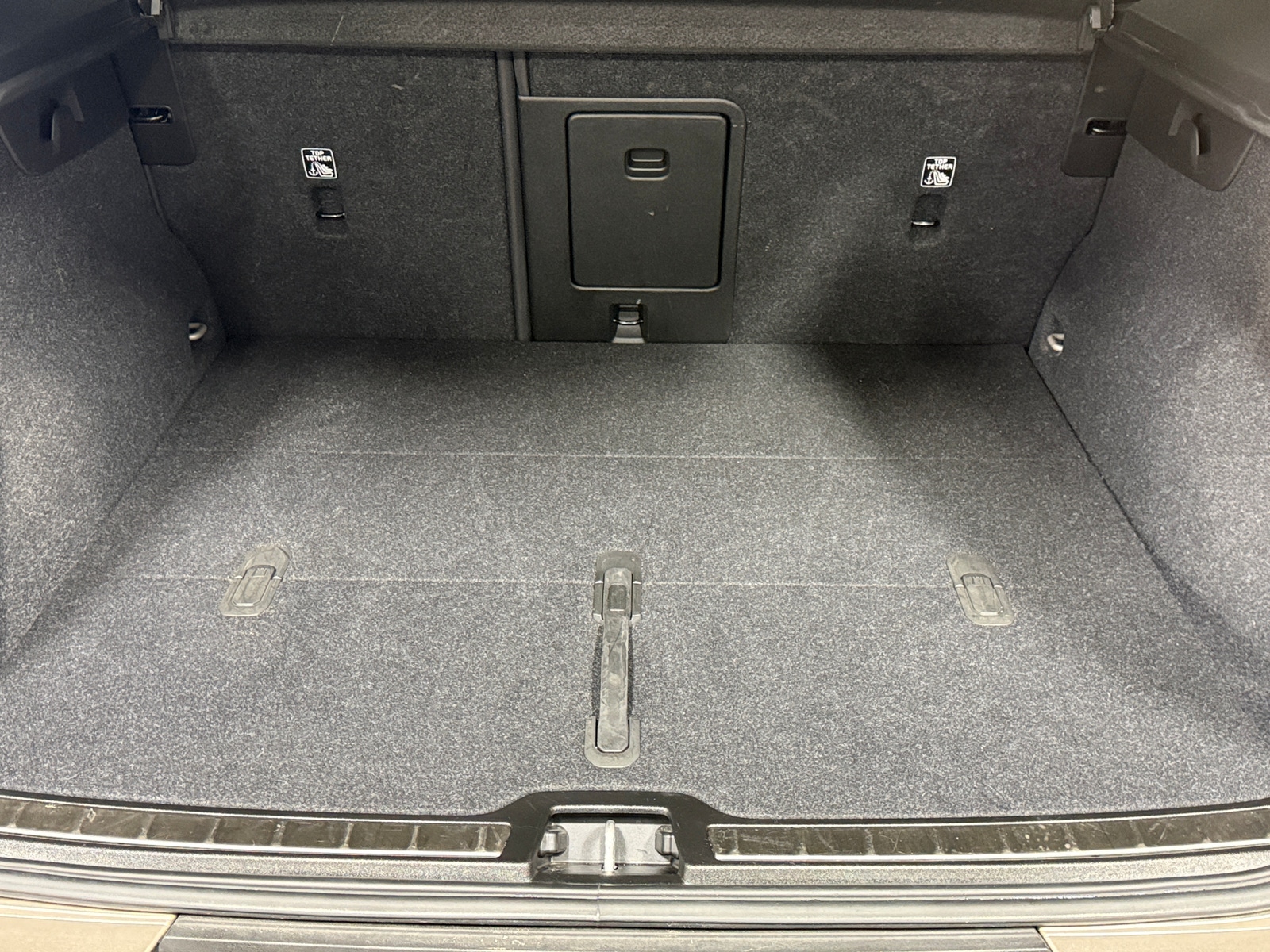 Thumbnail: 2023 Volvo XC40 - 6