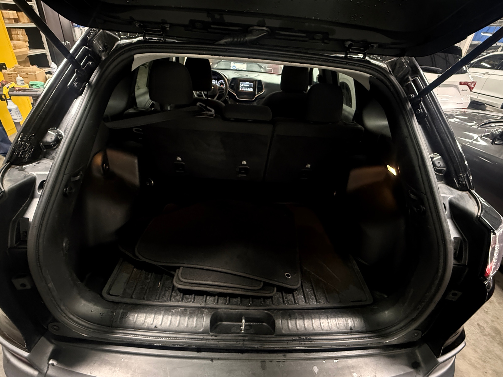 Thumbnail: 2019 Jeep Cherokee - 7