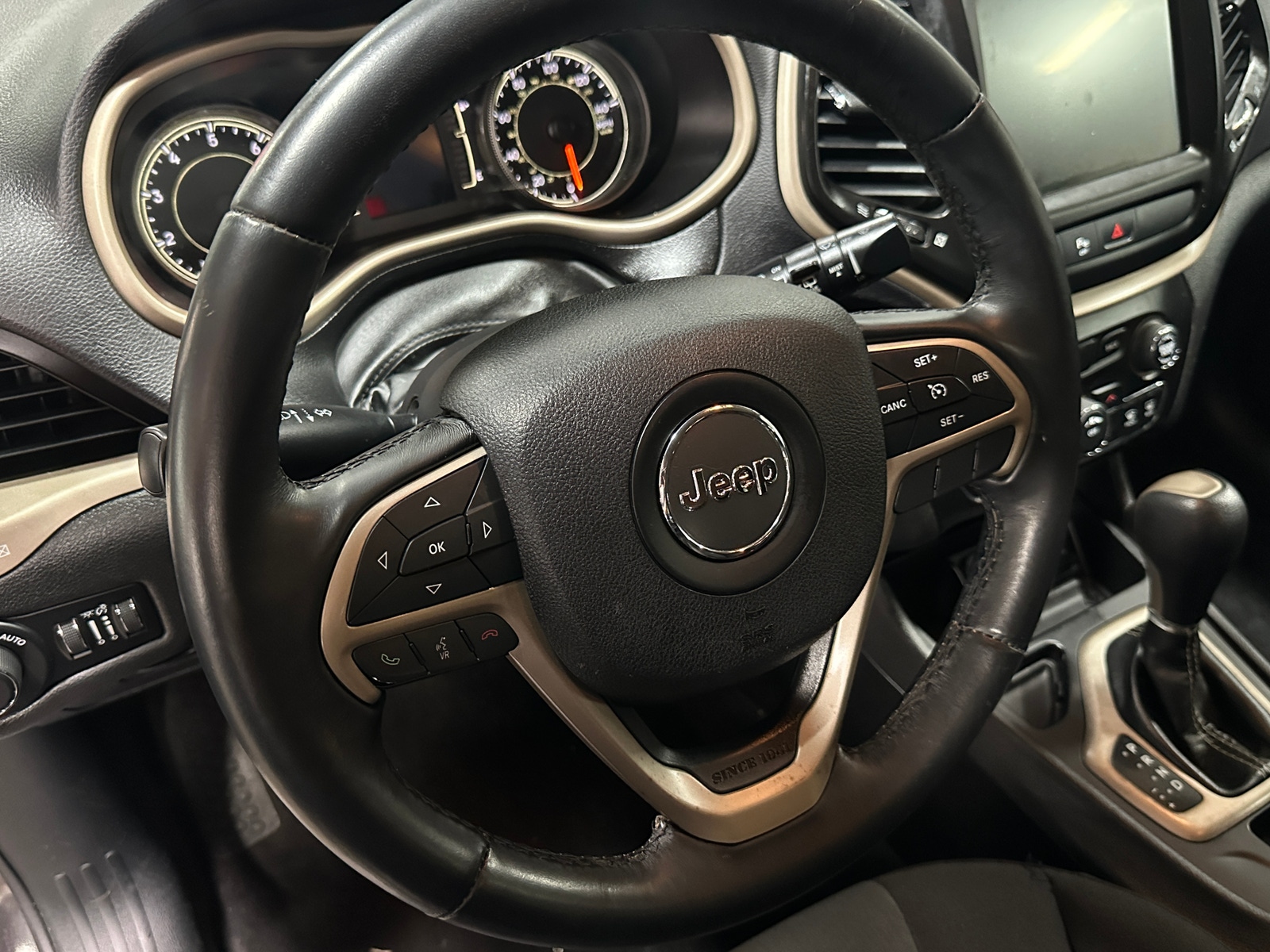 Thumbnail: 2017 Jeep Cherokee - 5