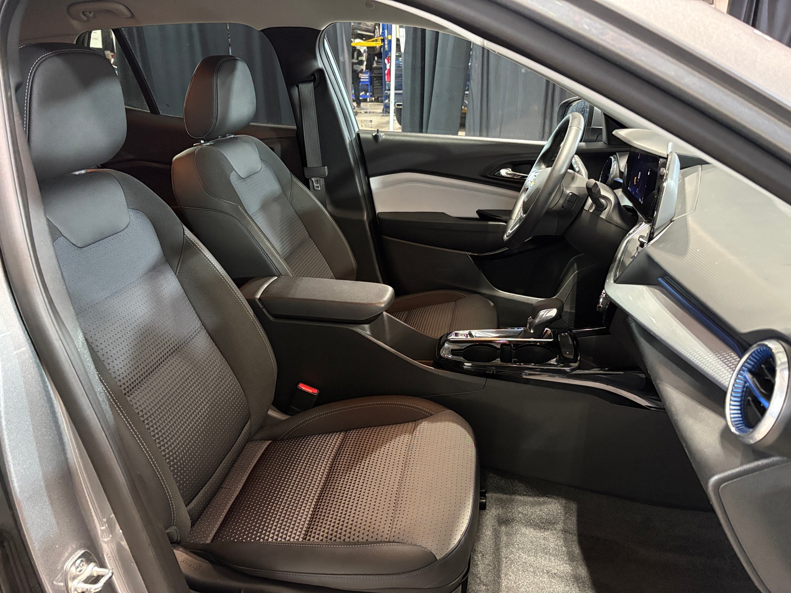 Thumbnail: 2025 Chevrolet Trax - 2