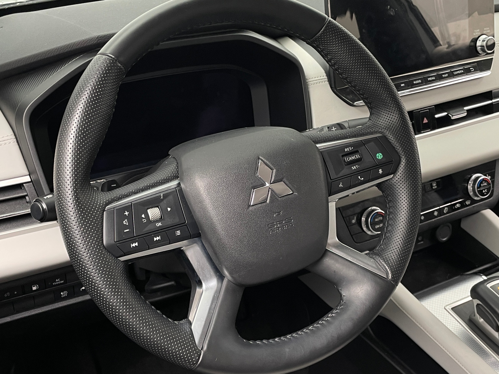 Thumbnail: 2023 Mitsubishi Outlander - 4