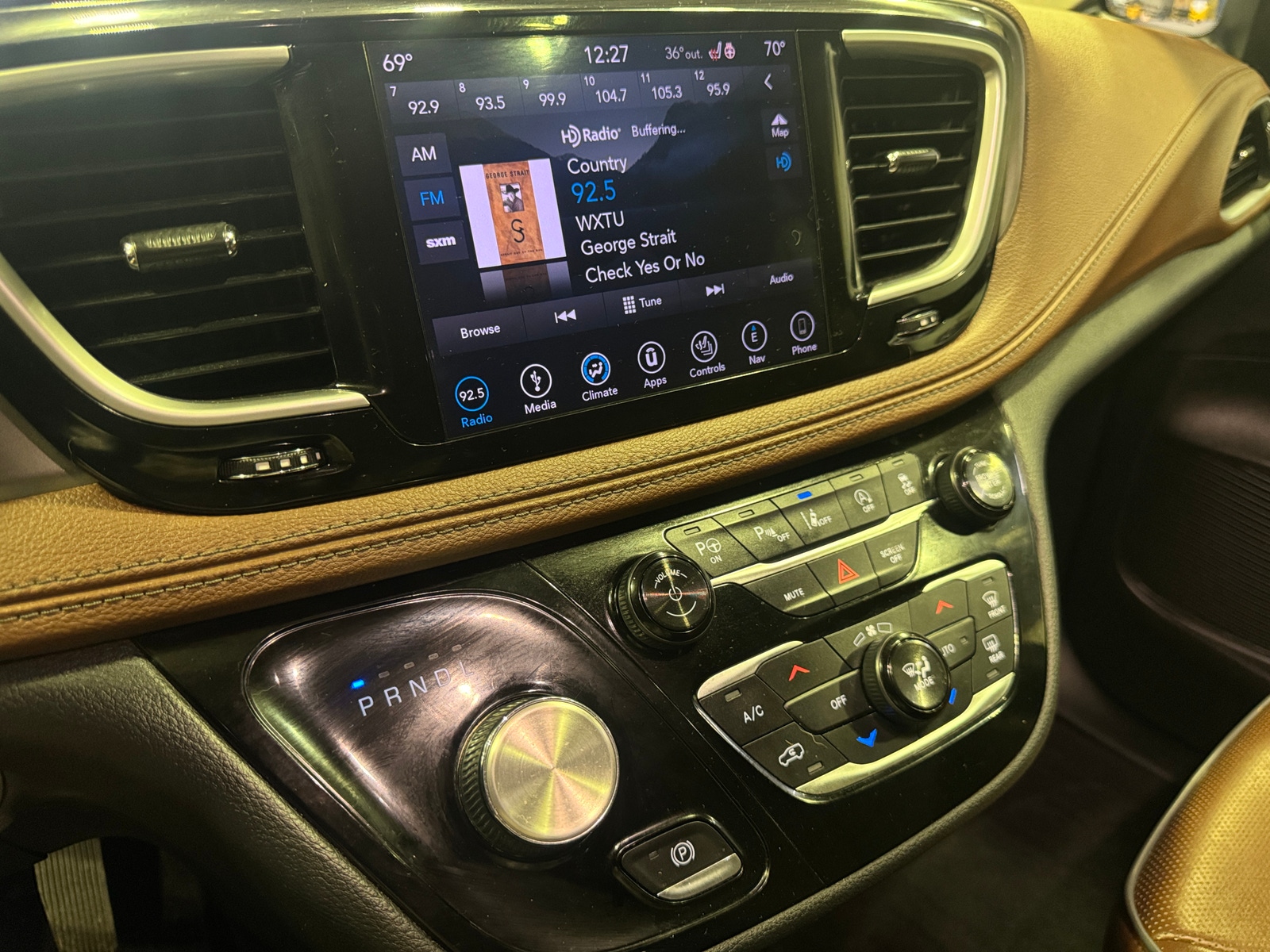 Thumbnail: 2018 Chrysler Pacifica - 3