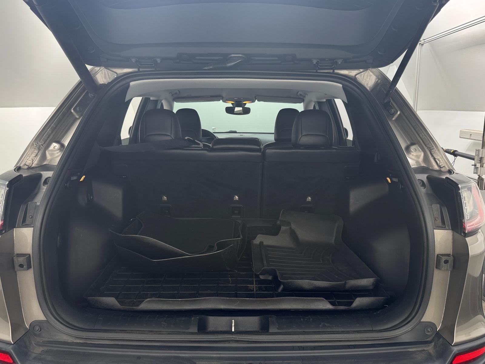 Thumbnail: 2019 Jeep Cherokee - 6