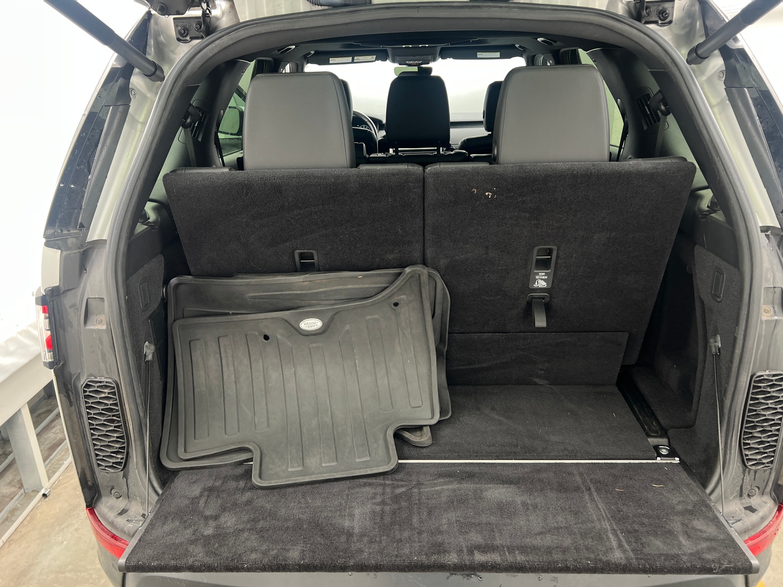 Thumbnail: 2018 Land Rover Discovery - 6