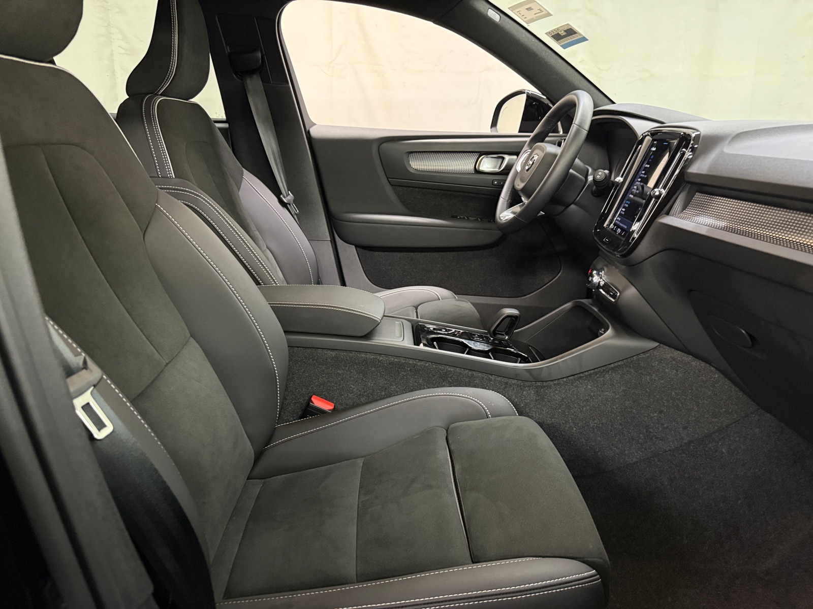 Thumbnail: 2025 Volvo XC40 - 2